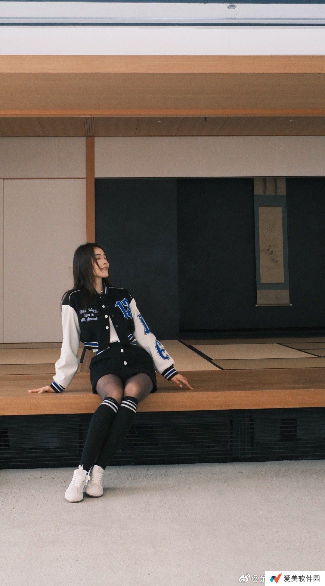 管哥可太有福了！余霜晒出行照 短裙搭配长腿+黑丝 人妻气质显露无疑